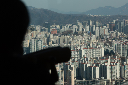 서울 여의도 63스퀘어 전망대에서 바라본 도심 아파트.<연합뉴스>